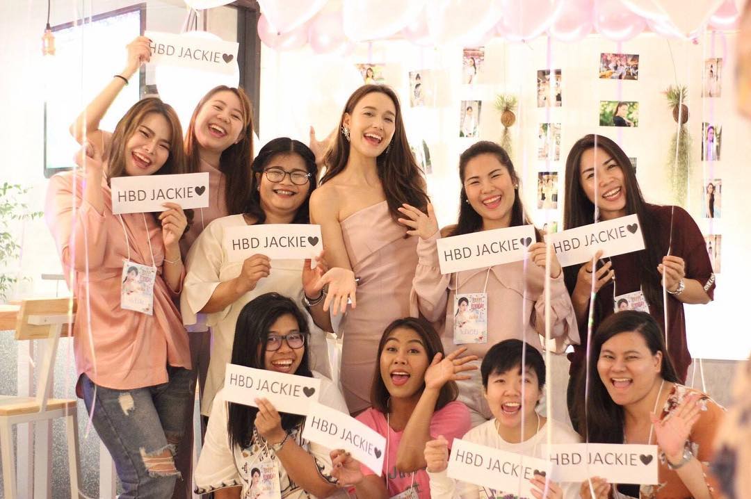ขอบคุณ ทุกคนมากนะคะ ที่สละเวลามาเซอร์ไพส์ ซึ้งใจมากๆ ขอให้รักกันแบบนี้ไปตลอดน้าาา  ขอบคุณจากใจค่ะ #hbdjackie21oct2018 #ถ้าแท็กไม่ครบฝากแท๊กด้วย หาไม่เจอ555