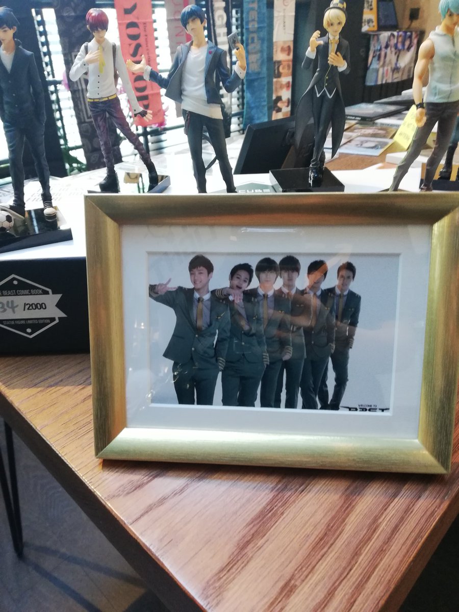 hanseobie's tweet photo. #ThePastInThePresent @MYHiLight
9 years of supporting Beast/Highlight and this was the first time I've attended a fan event for them. Thank you for organising! ;; 💕 https://t.co/fDtAwBZMCw