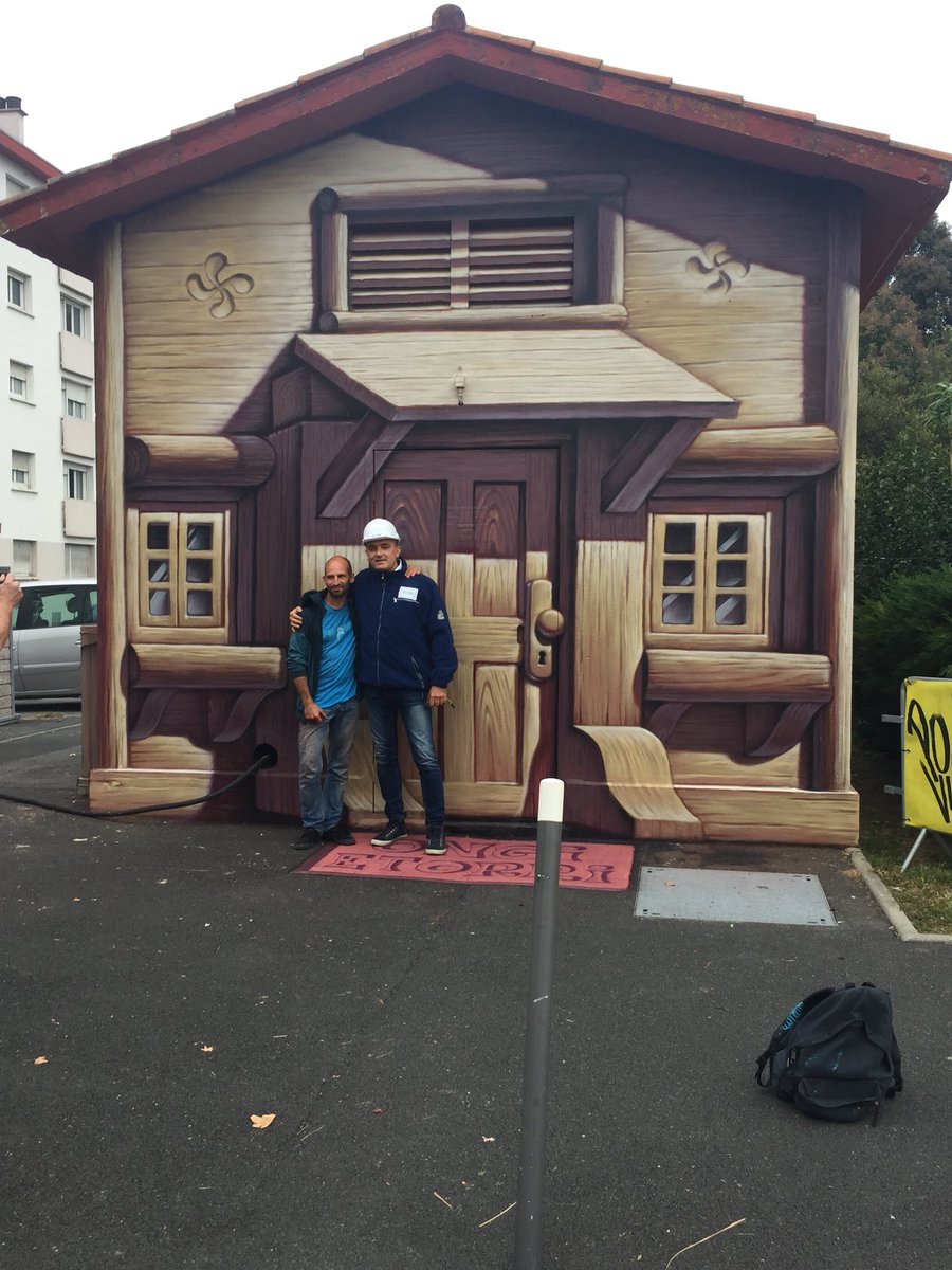 JFHarignordoquy's tweet photo. Merci @Pdvstreetart et l’artiste Landroïd... le nouveau visage du poste électrique ⚡️ de @VilleDeBayonne Quartier Balichon... Bluffant !! 🤙 https://t.co/ANWUkhOo1x
