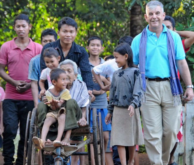 fueradeserie's tweet photo. Se le conoce como "el obispo de las sillas de ruedas". Enrique Figaredo, #premioFS Solidaridad 2018 https://t.co/45aUeyakNQ https://t.co/XAteqqeduh