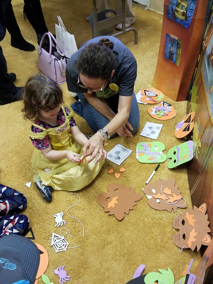 BritatheMs's tweet image. The kids are here! #dhhpcfallfest2018 #Deaf #hardofhearing #weusesign #funtimes #teacherlife #lotsofsmiles #fallfestival #dhhpc #lotsofvolunteers