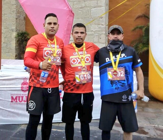 DMSPDGO's tweet photo. Club de Corredores de la @DMSPDGO #Calpullec participan en la Carrera 10k OXXO que organiza las  @Tiendas_OXXO Porque el deporte une a las familias duranguenses y las aleja de los vicios en la #DMSPDGO  apoyamos el deporte. #SeguridadResponsabilidadCompartida #GobiernoCiudadano https://t.co/0eu9YHhDHT