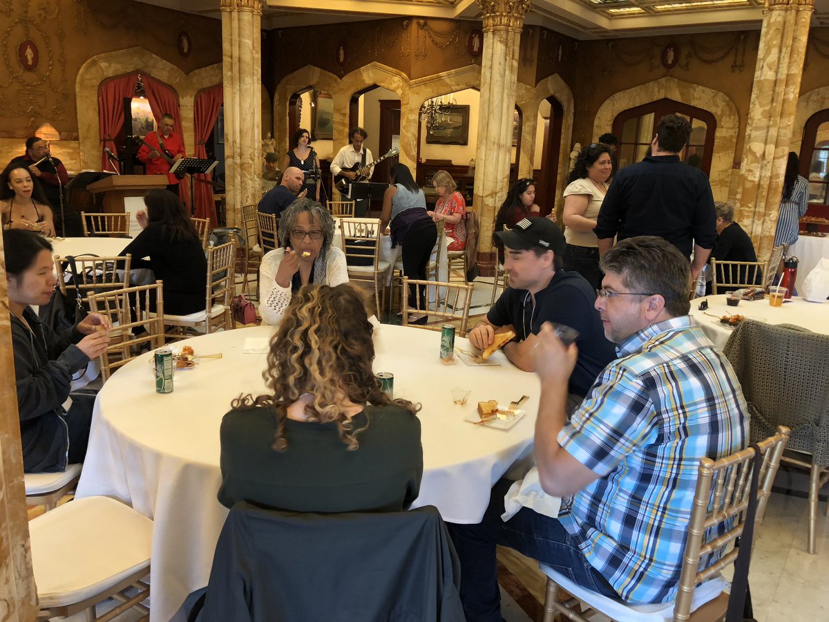 MSMU_LA_Writing's tweet photo. Dinner with the attendees and presenters, conversations on the art of writing - writers communing with writers. #BordersofPerformance https://t.co/CaGHJPzu9I