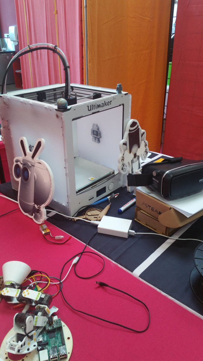 LinkLibourne's tweet photo. Les jeunes découvrent comment fonctionne une #imprimante3D pendant l'atelier proposé par #Milshakers avec @Ultimaker .Les questions se bousculent au #linkteens à #Libourne . https://t.co/JXYodc0XHD