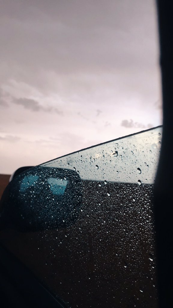 iq_199a_f's tweet photo. ديرتي اليوم في عيني خيال ...حضنها غيم وسوالفها مطر.💙🌧 https://t.co/5CnXewwIKk