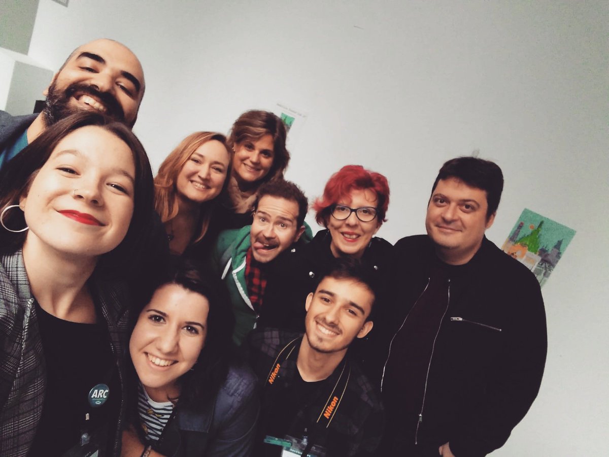 MariaHF_13's tweet photo. ¡Fotos épicas donde las haya en la @AndReaderCon! 😱 Demsiadas mentes brillantes en una misma imagen 💙💙💙 #AndReaderCon2018 https://t.co/npKoYL4zxP