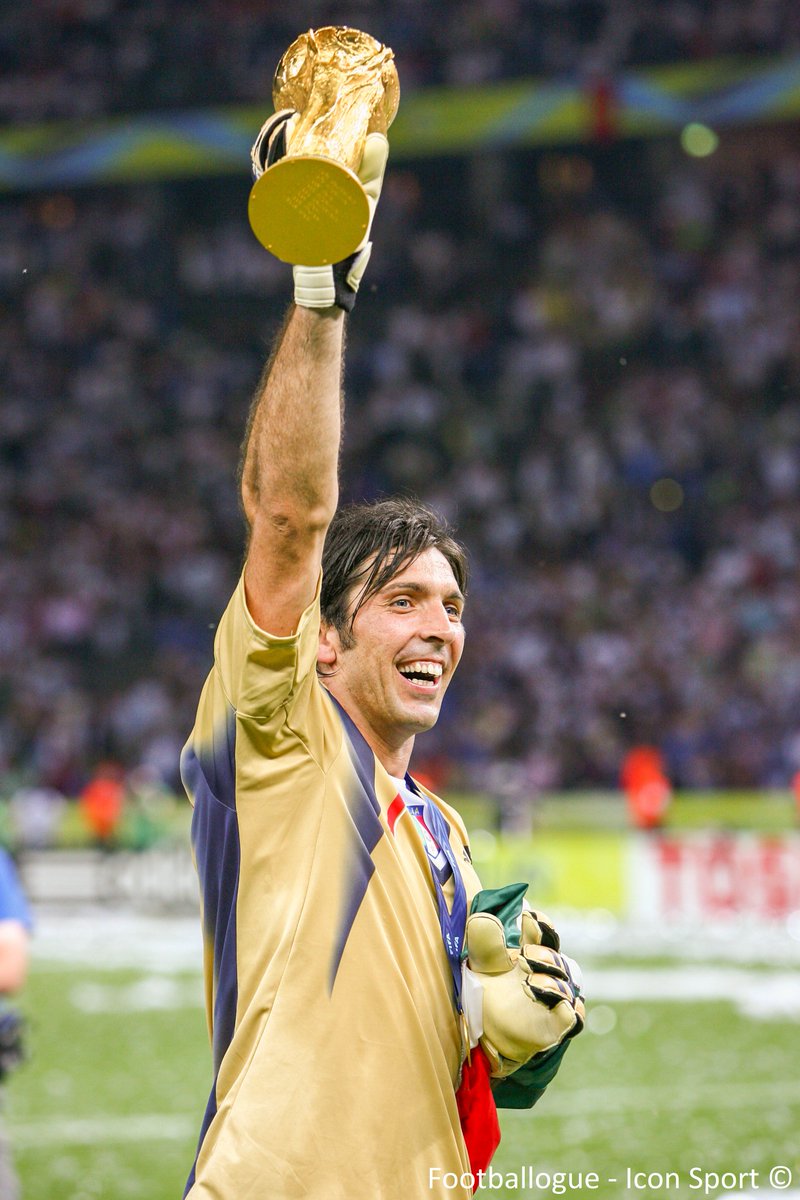 Footballogue's tweet photo. [#CM2006] Gianluigi Buffon🇮🇹 sur la Coupe du Monde 2006 (Italie 🇮🇹 - 🇫🇷 France) 💬 : "Aujourd'hui quand je regarde les joueurs français de l'époque, je me dis : "comment avons-nous pu gagner ?" La France était très forte"

(Canal Football Club) https://t.co/lcrJXB5UwM