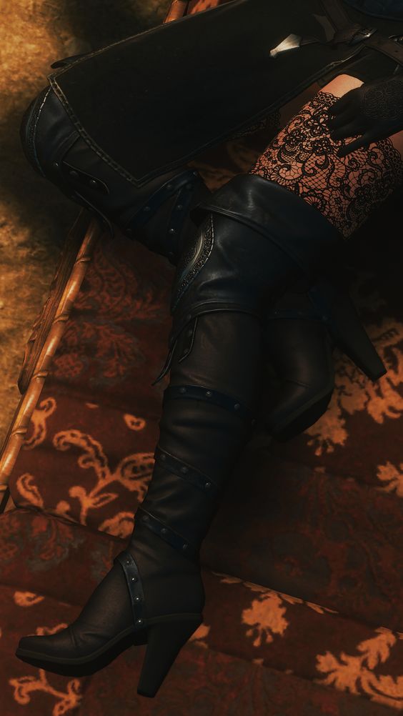 It's #SeductiveSunday again.

Tonight she decided to stay at home. Maybe @KeepersShield was paying her a visit again. 

😉

|| Will reply to the other open Tweets the following Days <3