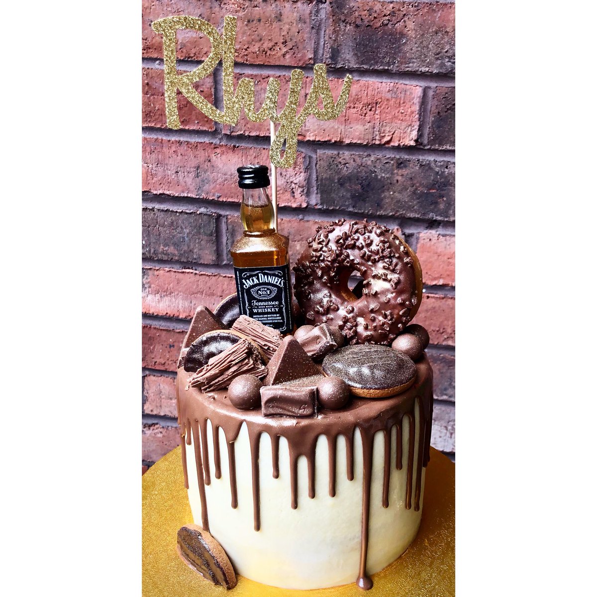 ohmygourmet's tweet photo. 🥃🍩🍫🍪 #thegourmetcakeryco #cake #dripcake #cakesofinstagram #chocolate #vanilla #doughnuts #jackdaniels #jackdanielscake #toblerone #mars #galaxy #jaffacakes #flake #cadbury #malteasers https://t.co/R7JLPEB7kR