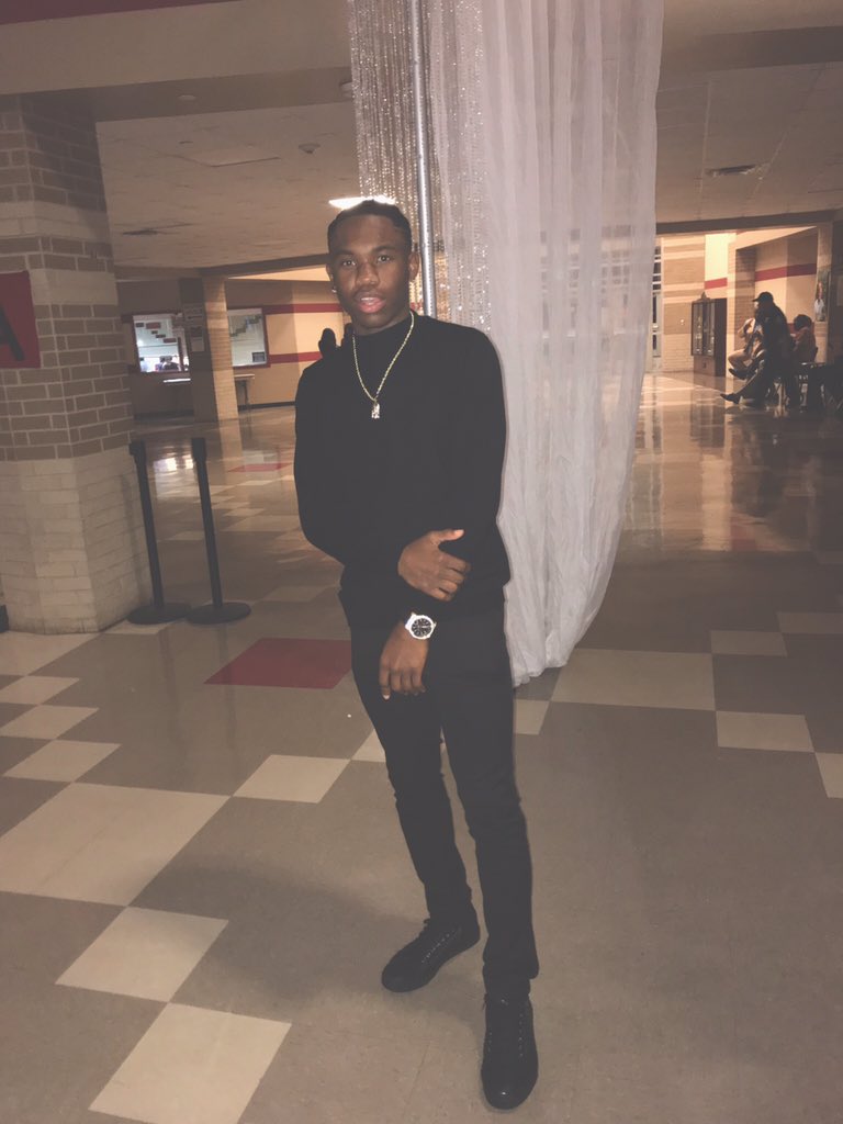 jneal_1's tweet image. #Hoco2k18 🥀