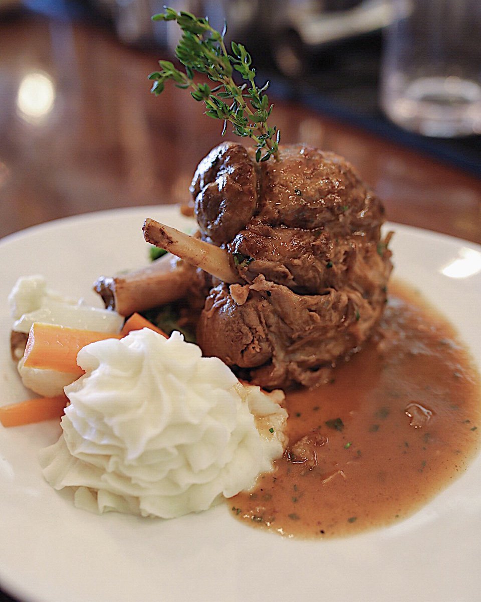tablaosono's tweet photo. Braised pork shank with pear aujus, mashed potato and sautéed vegetables? Yes please. https://t.co/5VPuXiF3d8