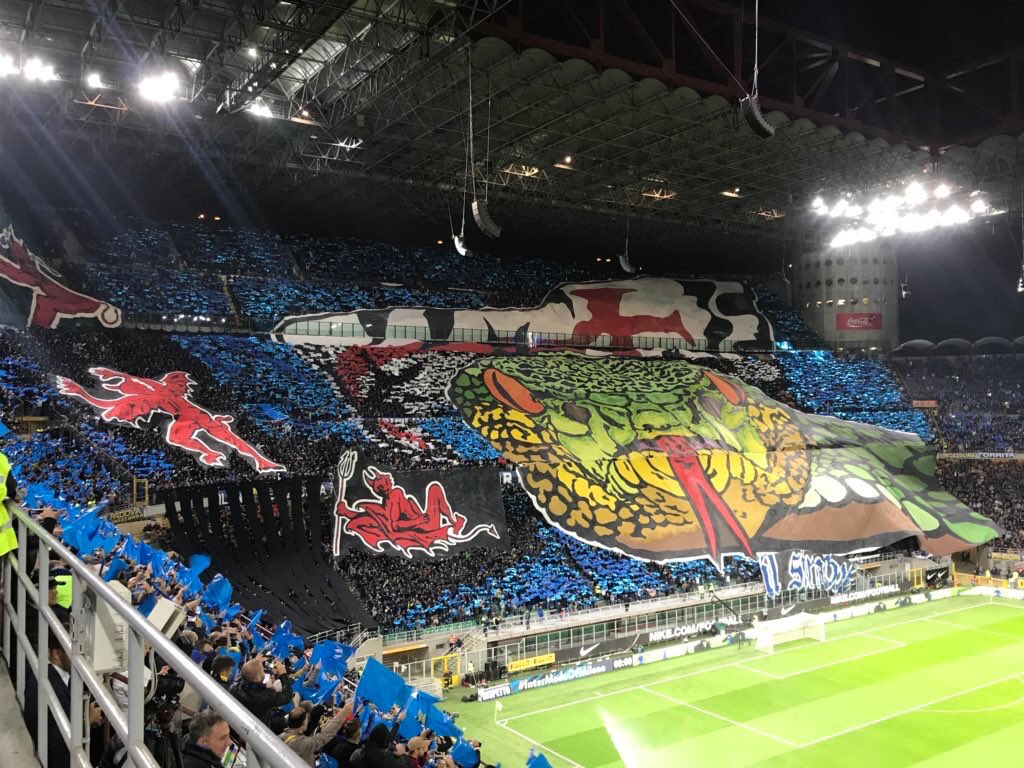 SerieA | #InterMilan Magnifiques tifos des deux côtés dans le derby milanais ! Qui vaincra, le serpent (Inter) ou le diable (AC Milan) ? 🤔
