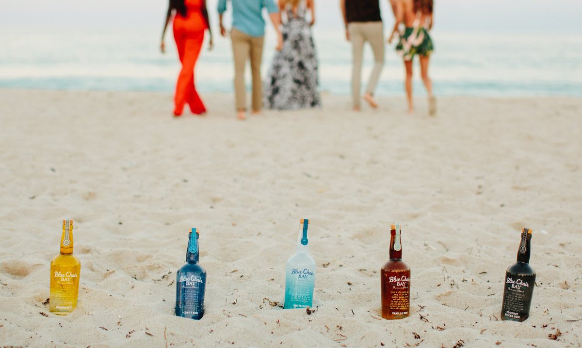 BlueChairBayRum's tweet photo. If you were stranded on an island and could only bring 2 flavors, which would they be? 😉🥃
#BlueChairBayRum #Decisions #BeachProblems #Beach #FlavoredRum 🍍 https://t.co/77XQcbvZWk