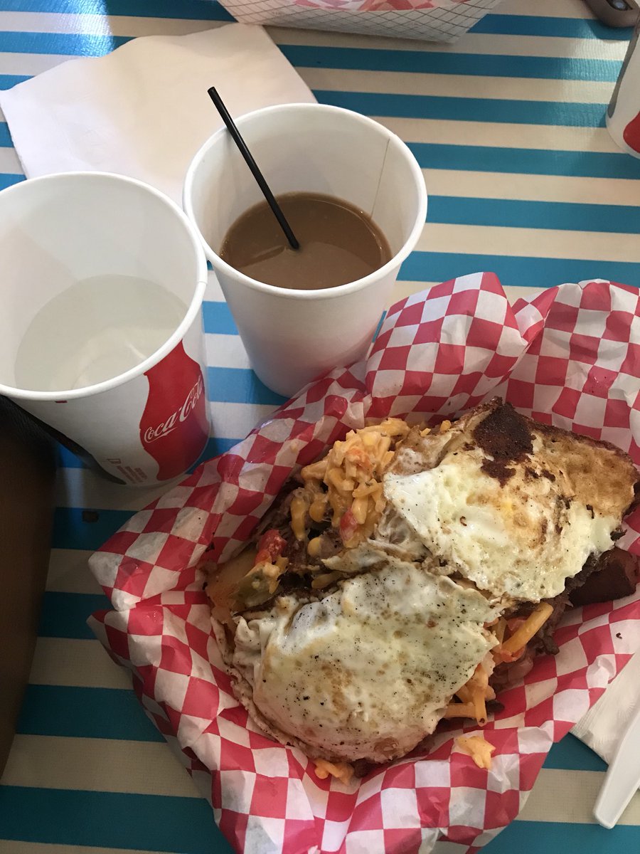 jlew8's tweet photo. The race and the reward. #AthHalf https://t.co/eNpoB9bz7L