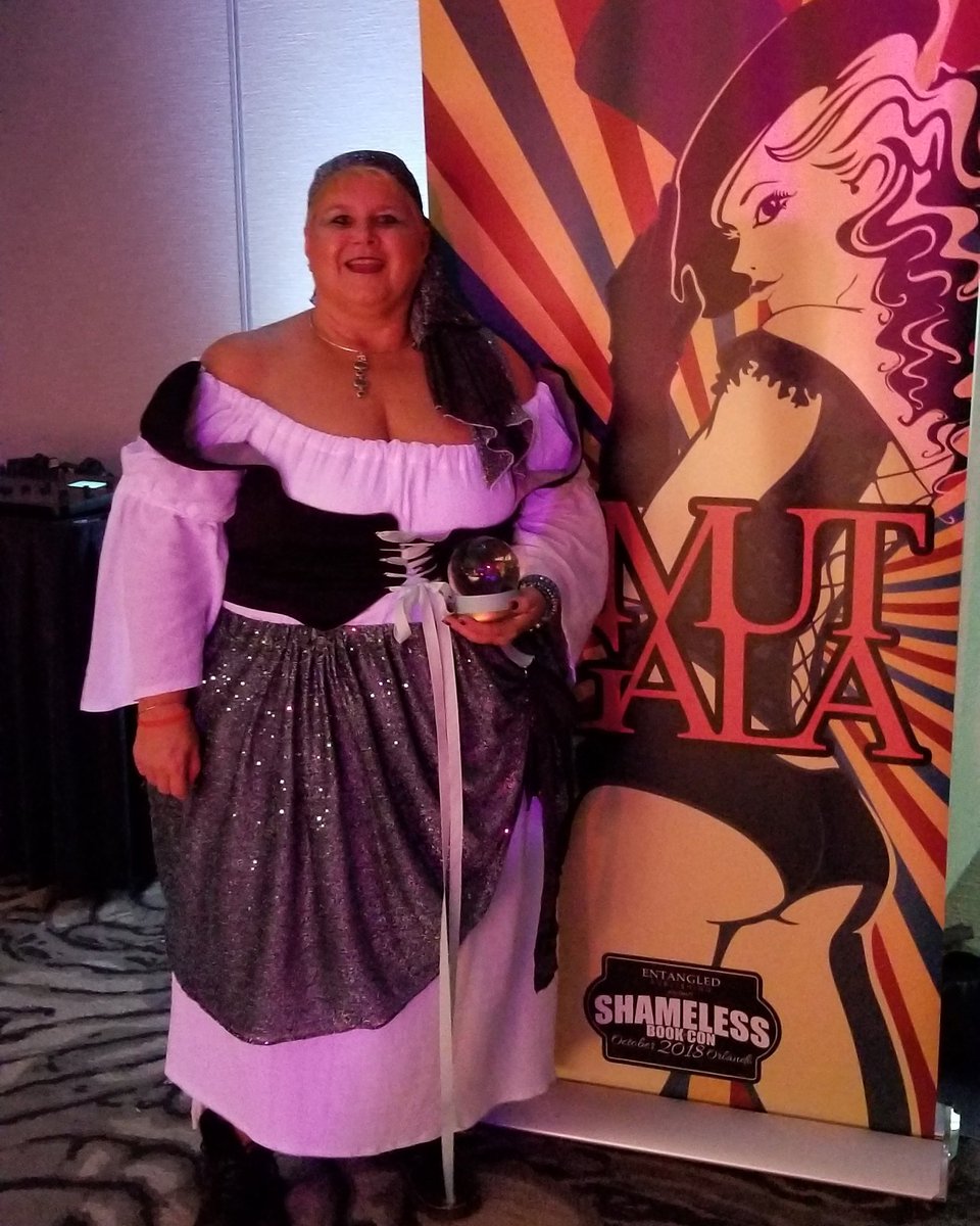 dane1219's tweet image. Thanks Stephanie Weil for an awesome costume! Received lots of wonderful comments