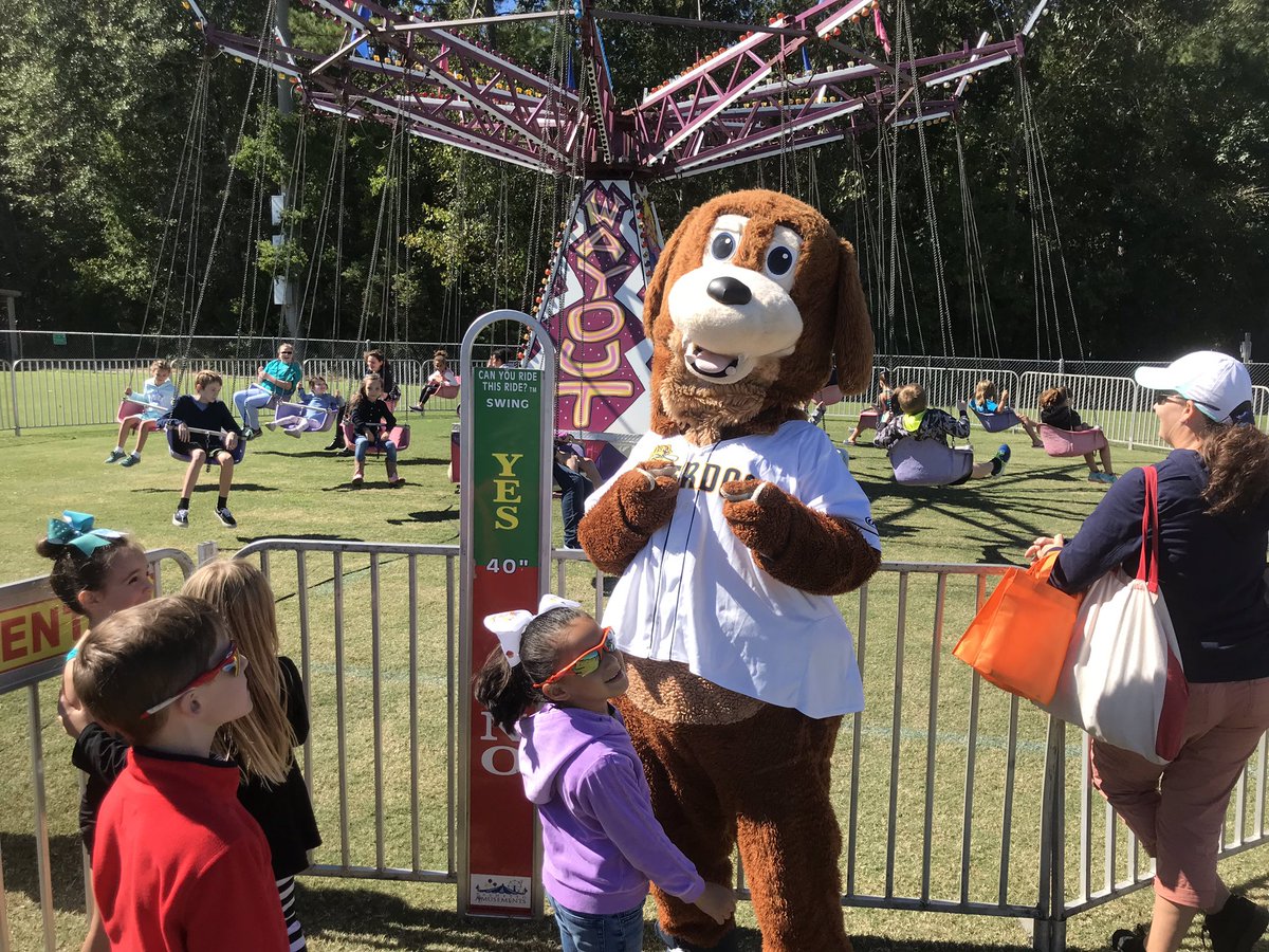CharlieRiverDog's tweet photo. Happy Fall, @ChasRiverDogs fans! I spent my Sunday hanging out in Mt. Pleasant at the 2018 Children’s Festival. Thanks to everyone for stopping and saying hi! 🐶⚾️🍁🍂 https://t.co/4JoP5XOEdM