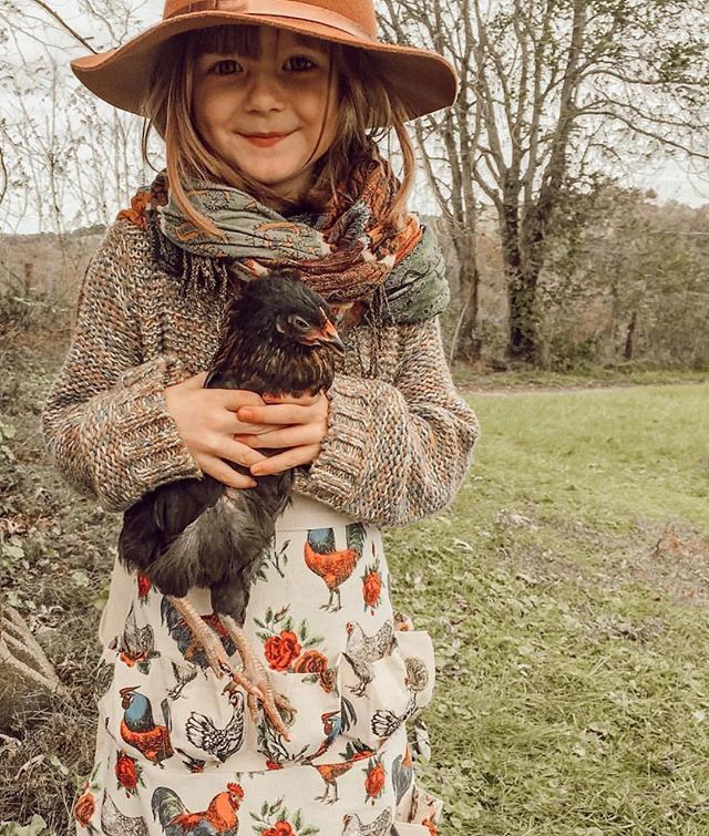 farmmommabrand's tweet image. We received the sweetest photo of an egg gathering apron by @fluffylayers featured I. One of our @coop_crate boxes from @michellechapin 😍❤️ her feed is swoon worthy to say the least!!! Go check her and her gorgeous family out ❤️❤️ #onetofollow #chick… ift.tt/2PMoWJU