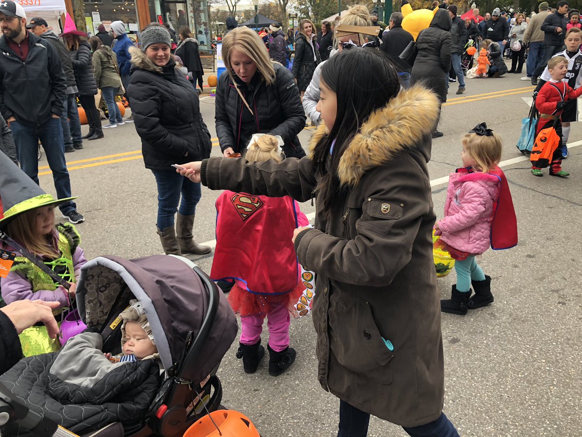 #YVC teens spent the afternoon passing out treats and doing crafts at Pumpkin Palooza. Awesome work! #SemesterOfService #PumpkinPalooza #DowntownPlymouth