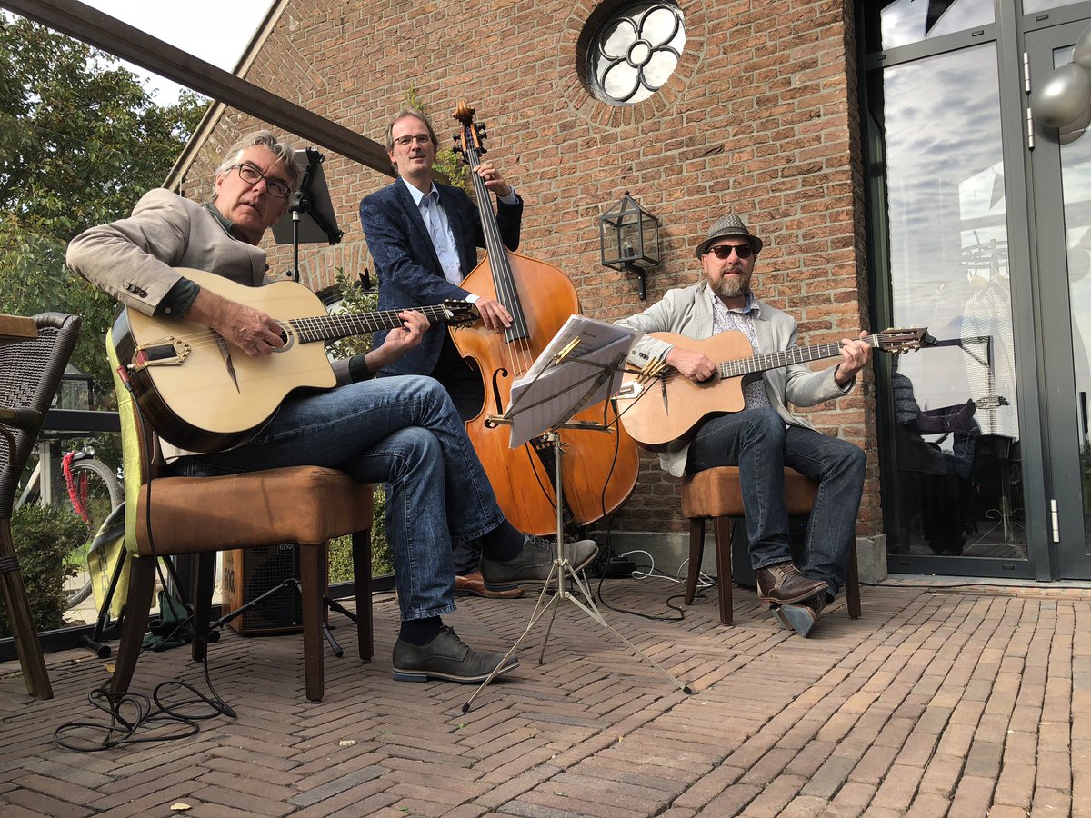 In Opheusden konden we gisteren gewoon buiten in het zonnetje optreden voor een 40-jarig huwelijk. Prachtige locatie: Het Veerhuis.