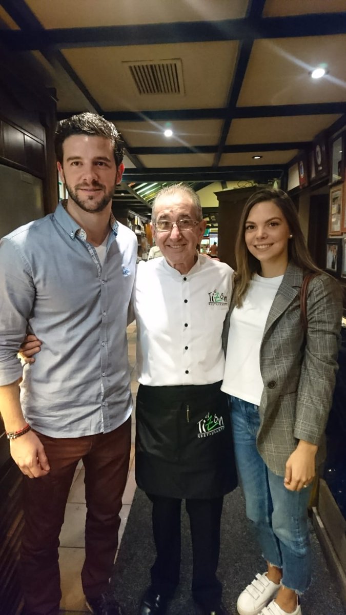 brtizon's tweet photo. Nos gustan tanto nuestros #clientes que hasta queremos salir en la foto con ellos!! Muchas gracias por compartir esta imagen tan especial!! #parejasqueprestan #ElTizón #Oviedo #clientesamigos #equipoTizón https://t.co/021VEJnHsP
