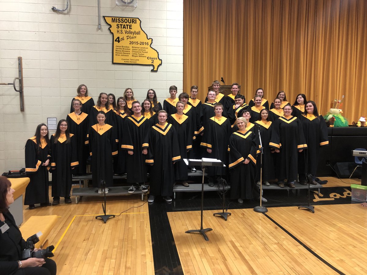 Mckej19AV's tweet photo. Arcadia Valley High School Concert Choir Ready to Sing at the 92nd Annual Fall Festival Coronation Ceremony! #92AVFallFestival #AVTigerPride @AVR2Schools https://t.co/airA00HeFE