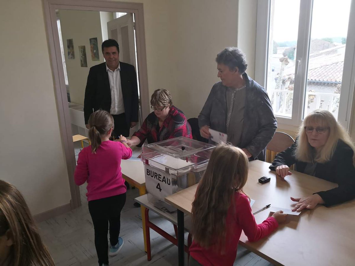 Nous étions présents, élus et services, toute cette semaine dans les écoles de Livron pour l’élection du nouveau Conseil Municipal des Enfants. Ainsi, les élèves ont pu voter pour leurs camarades dans les mêmes conditions que les grands. félicitations aux nouveaux élus.