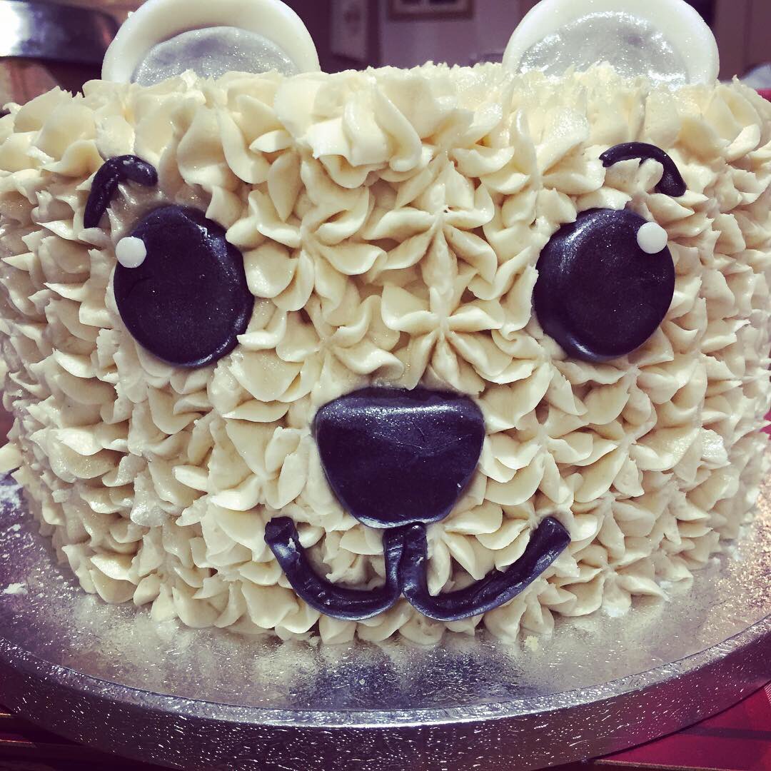 LJSweetTreats's tweet photo. A combo of artic animals this weekend for a double early birthday cake for myself and @Harper_94 #penguin #polarbear #cake #doublecake #earlybirthdaytreat https://t.co/IKXuu0STpA