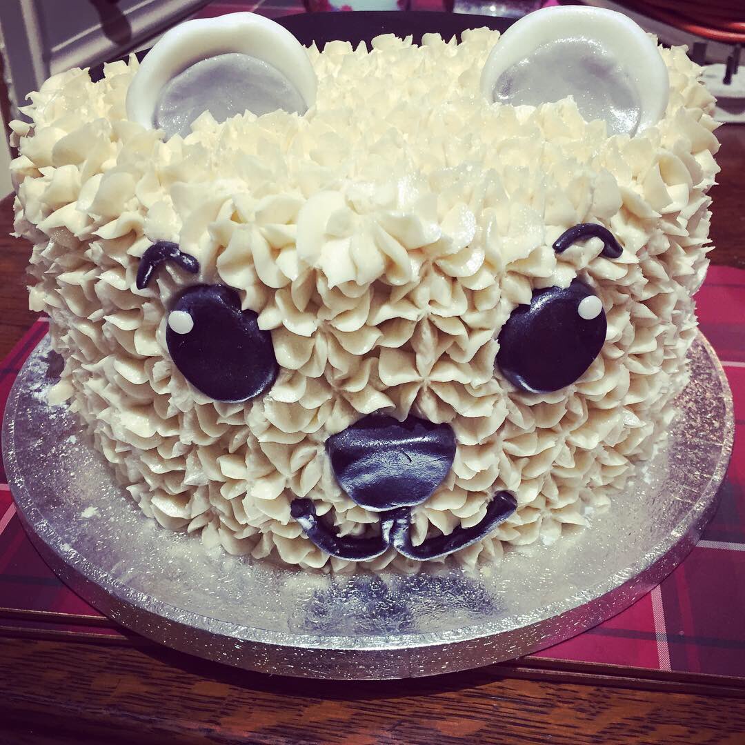 LJSweetTreats's tweet photo. A combo of artic animals this weekend for a double early birthday cake for myself and @Harper_94 #penguin #polarbear #cake #doublecake #earlybirthdaytreat https://t.co/IKXuu0STpA