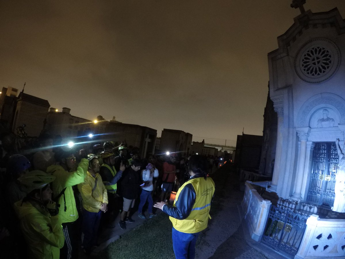 GMU_Lima's tweet photo. Ayer vivimos una noche de museo con #TurismoEnBici en el Cementerio #PresbíteroMaestro gracias a la @benedelima https://t.co/evEvMfD39v