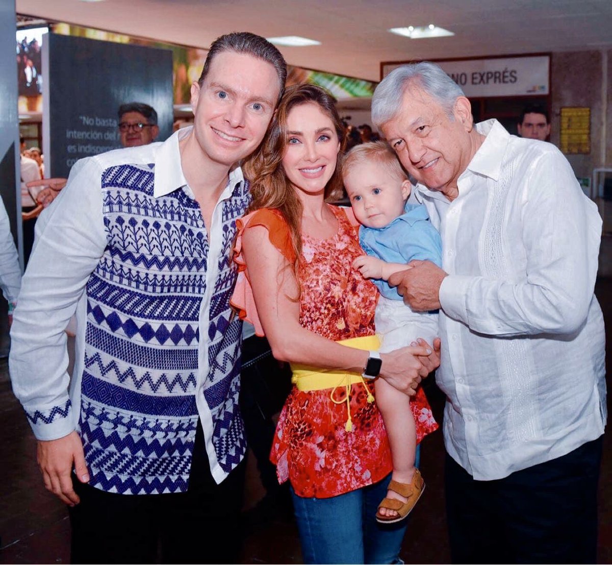 sparkleanahi's tweet photo. Hermosos 💛🧡 @Anahi y #manubebe https://t.co/akyb4ywmb4
