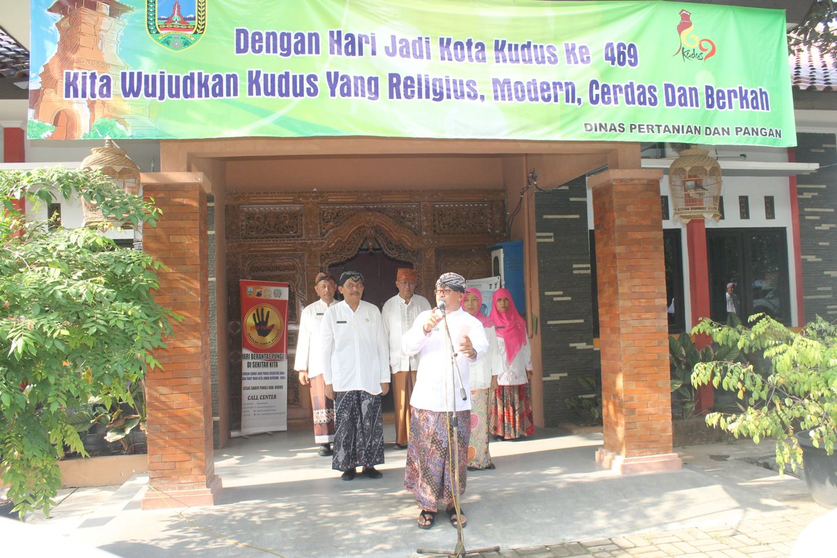 DispertanKudus's tweet photo. Pagi ini, dlm rangka Hari Santri Nasional ke 3,  Catur Sulistiyanto S.Sos MM, Kadispertanpangan Kudus,  beserta jajarannya memakai pakaian koko, sarung batik dan iket kepala. Besok tgl 23 Okt jg memakai pakaian sama. Tanggal 23 sebagai tanggal lahirnya Kudus. @tamzil_hartopo https://t.co/2BJIeORB3F