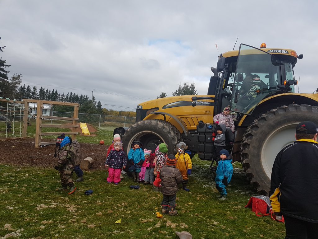 When weather doesn't cooperate for #Harvest2018. #agproud farmers are always willing to pitch in for #agawareness #happykids #bigtractor