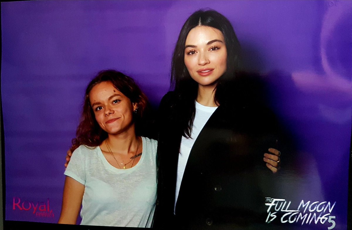dgsara2's tweet photo. 📷 | Crystal Reed with fans at  #TFMIC5 https://t.co/HpaoyzQ4sA