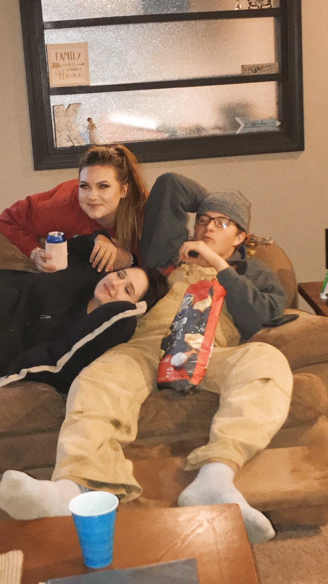 beccasponer14's tweet photo. Sometimes you need a night in Stv with your siblings.💕 https://t.co/i1DiMBpCmE