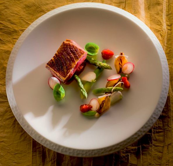 WalkingMatters's tweet image. Narumi Hammer from @GoodfellowsLtd... What a classic! 😍
The shape and textured edge of this plate will elevate your creations!
#TabletopMatters
#brandofthemonth #tabletopmagic #plates #heartofplating #plateart #bonechina #classic #foodphotography