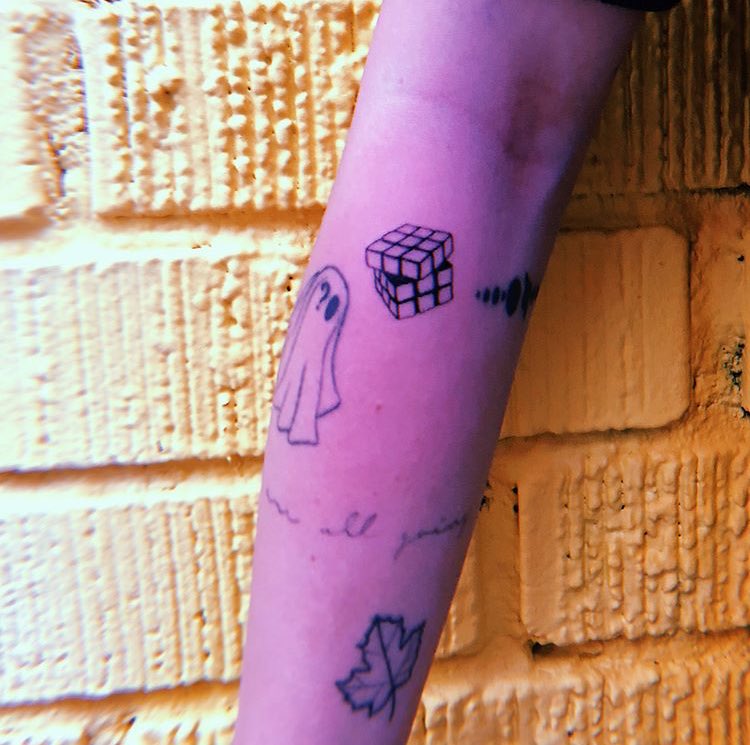 tattoo #21: se lo hizo el 08/09/18 en el brazo derecho. es un cubo en movimiento que representa un test de personalidad online llamado “the room, the cube, the ladder & the flowers” traducido como “el cuarto, el cubo, la escalera & las flores”. ella misma tuiteó el link de este.