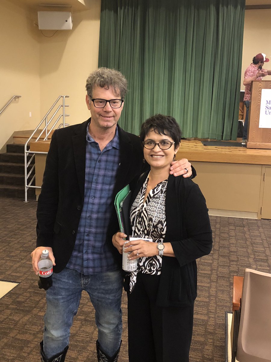 MSMU_LA_Writing's tweet photo. #BordersofPerformance attendees leaving the writers conference with new friends, smiles, and fellow writers on the same wavelength. A great time of learning had by all. https://t.co/yGhnNHEepc