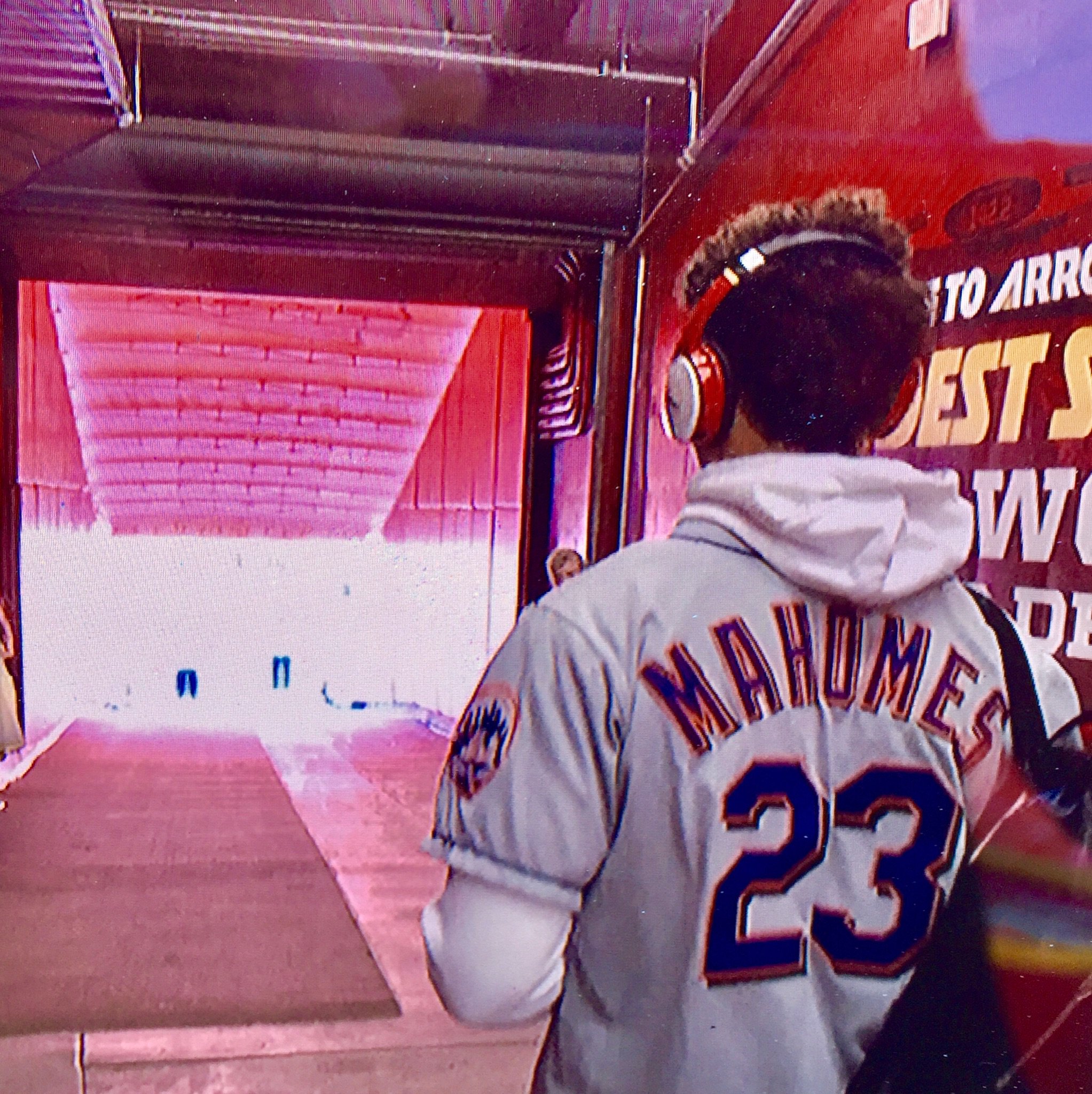 Jeff Darlington on X: Patrick Mahomes showing up to Arrowhead in a Mets  jersey — a salute to his father, Pat, who played Major League Baseball from  1992 to 2003. His career