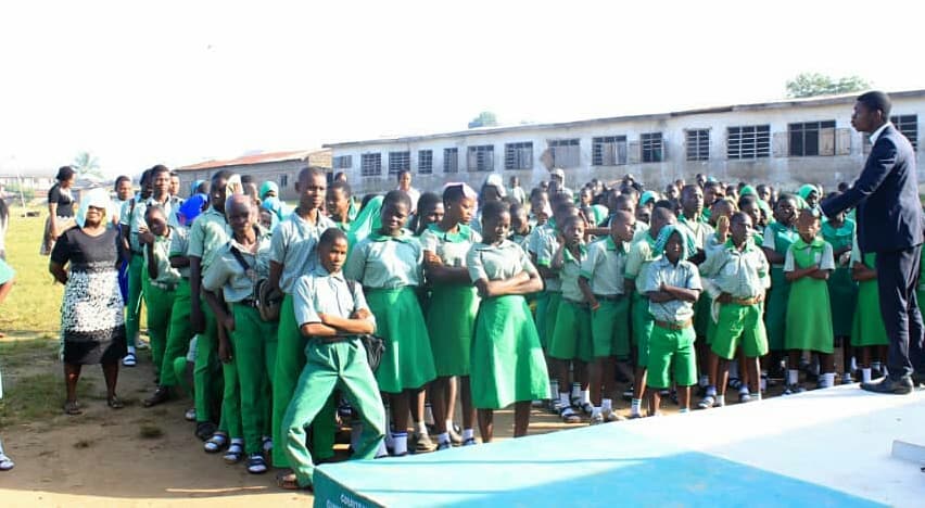 During the last week, one of our mentors @gentleLANRE stirred up the minds of the students of Kumapayi CHS to become hungry for #education
#500Students #Mentors #FutureBeginsNow #PersonalDevelopment #Ibadan