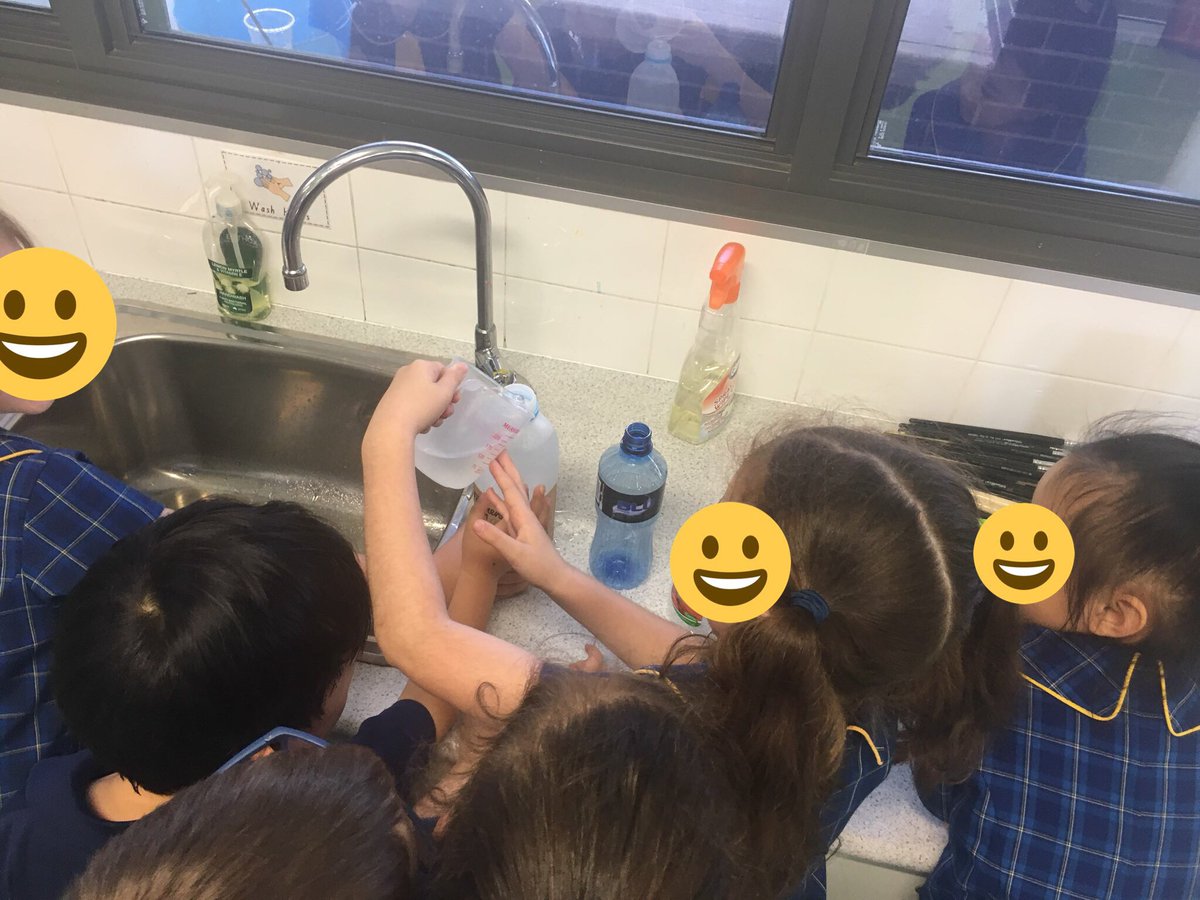 remiiit's tweet photo. Nothing better then using plastic items &amp; filling them up with water to further students understanding on volume &amp; capacity in kindy! Super interactive &amp; water friendly, just in time for the hotter months! #ACUedu_p #mathematics #kindy #waterfun https://t.co/MibZUNJ41l