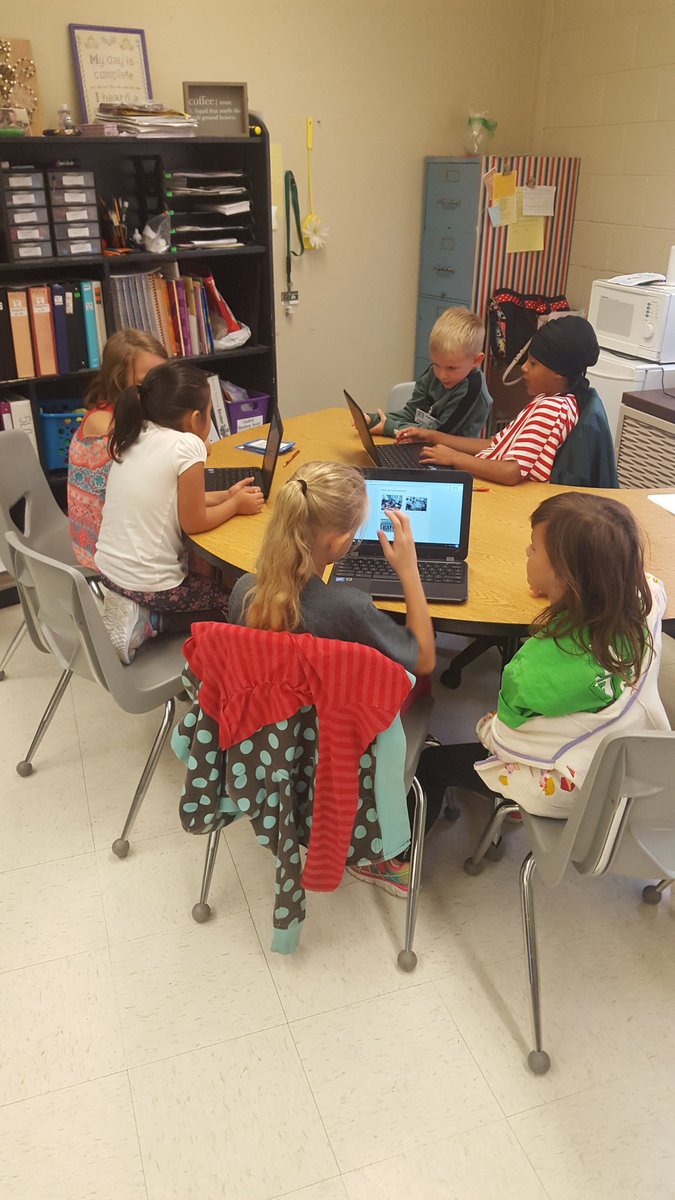 hrobinsonD32's tweet photo. Love how my students instantly turned into teachers and how sweet they were to their kindergarten friends! @KinderKist #PESD32 https://t.co/mLi4OPulTH