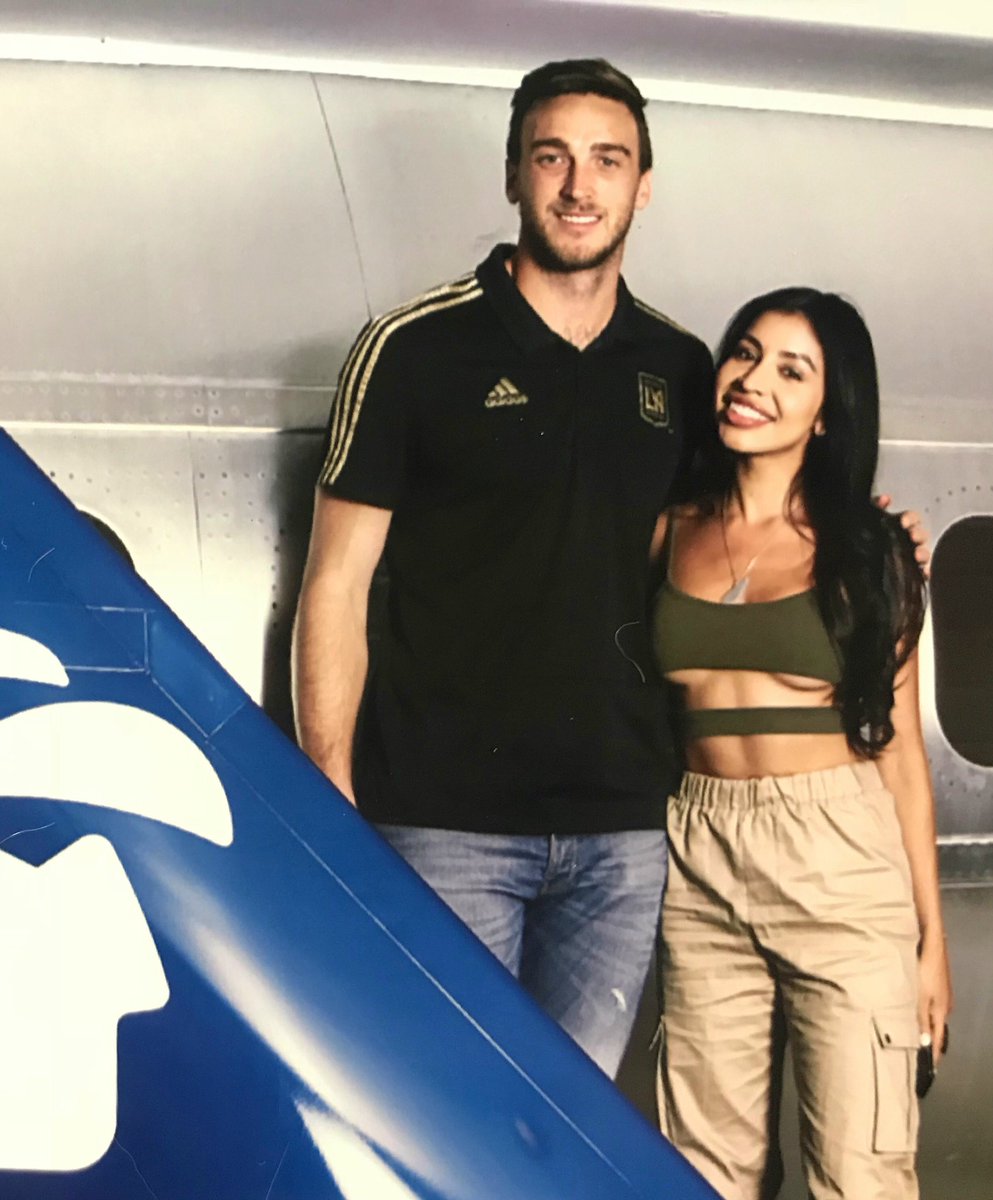 TheEvelynG's tweet photo. Got to meet #tylermiller of @LAFC yesterday @Delta @Aeromexico @LAFC collaboration with @anndraneen ππ½βοΈ I love my necklace https://t.co/jExMaH1iad