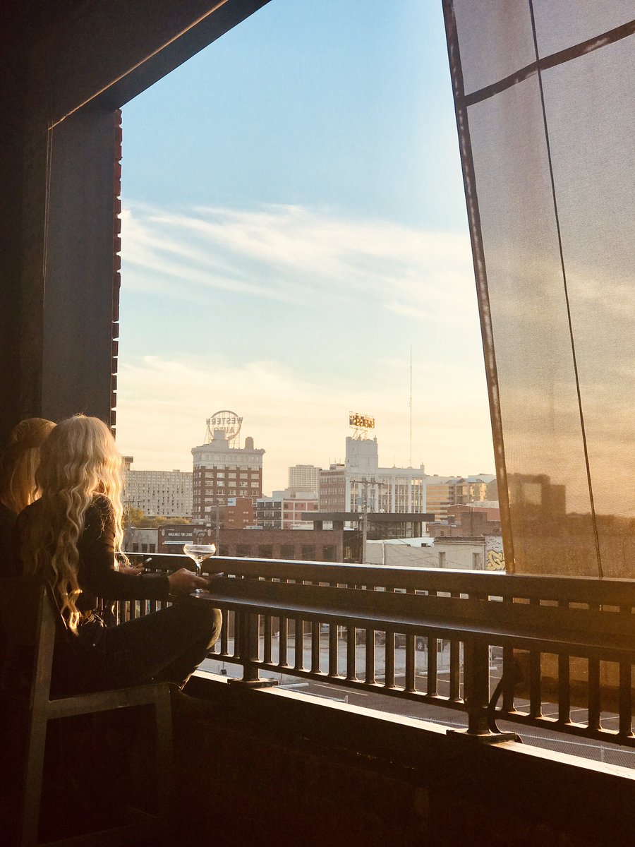 joliejustus's tweet photo. Sunset in the Crossroads. #parlorkcmo https://t.co/KMzPsJqmp3