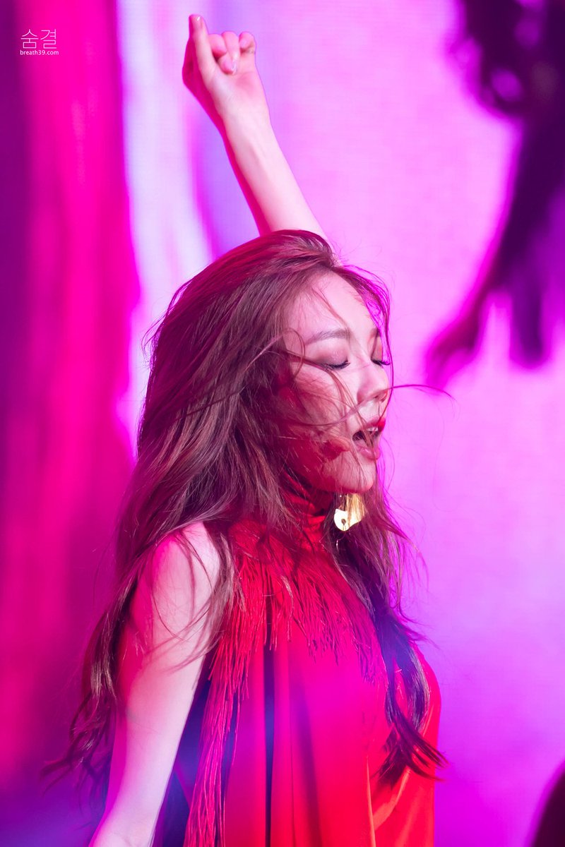 breath_39's tweet photo. 181021 태연아 노래해줘서 고마워 💜
#태연콘서트
#taeyeon
#태연 https://t.co/jzW5IfziYM