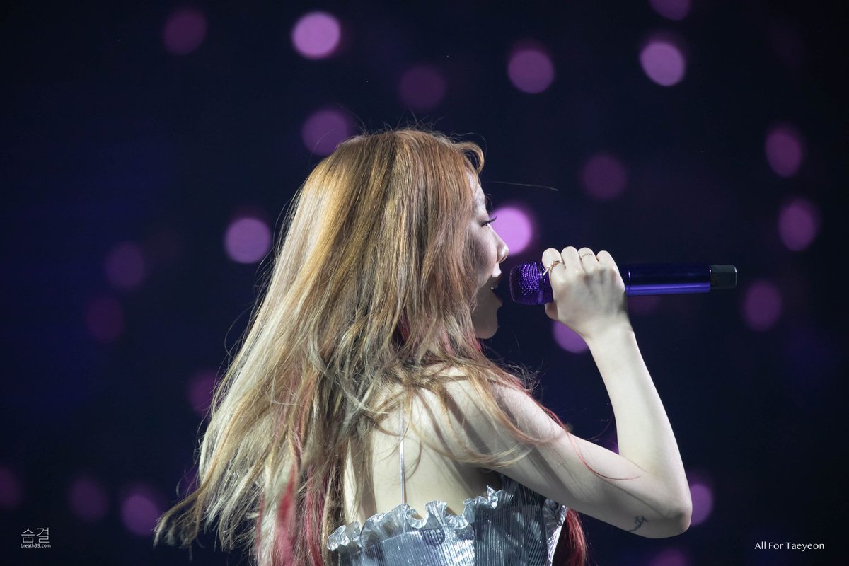 breath_39's tweet photo. 181021 태연아 노래해줘서 고마워 💜
#태연콘서트
#taeyeon
#태연 https://t.co/jzW5IfziYM