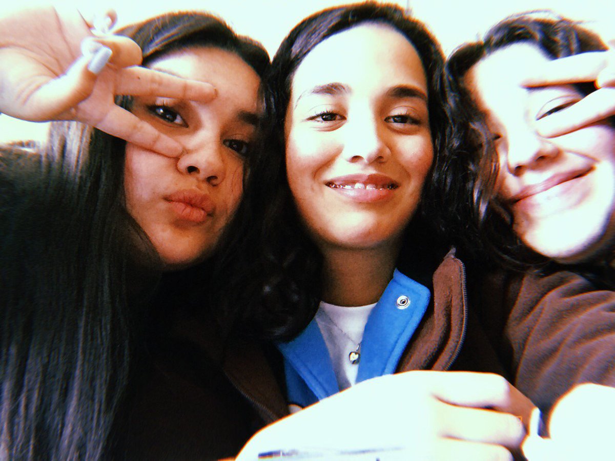LP1itscoming's tweet photo. With my girls❤️

#Zelfies4Zayn https://t.co/GpdG7W2WQ3