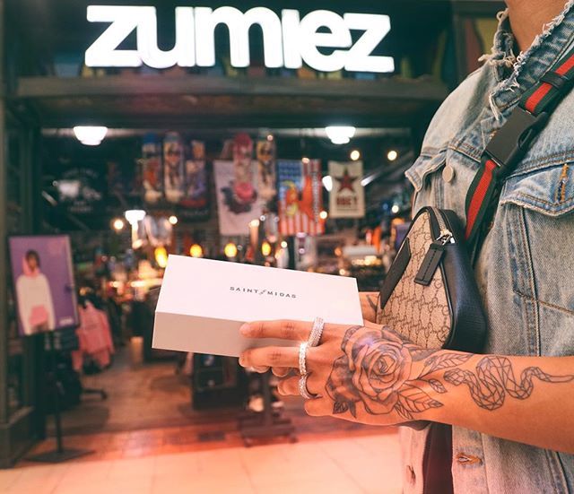 SAINTMIDAS's tweet photo. Saint Midas at your local Zumiez store. Our pieces are selling out fast, so cop yours while supplies last. Tag us in your story copping Saint Midas and we’ll repost ⛓
#saintmidas #purveyprogress https://t.co/cEFHtwoh2s https://t.co/9PXJ9p1dVN