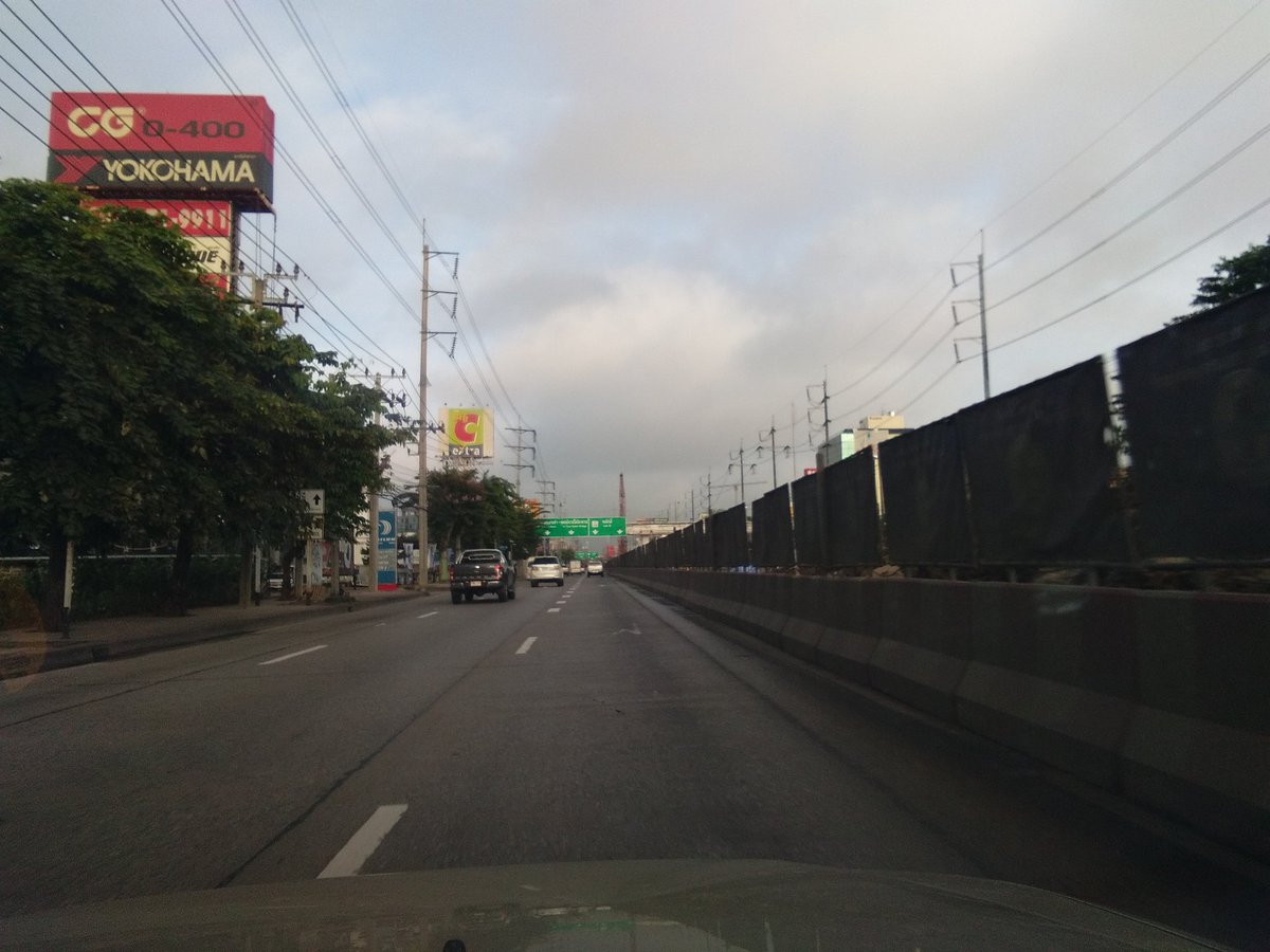 dr_charoen's tweet photo. วันนี้วันหยุดฟันหลอ คนกอทอมอ ลาหยุดกันทั้งเมือง #รามอินทรา ขาเข้า 7.10 น. @js100radio https://t.co/HxNymOMBNY