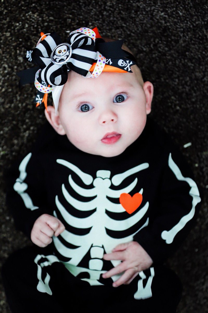 Ayybaibaii_'s tweet photo. We love October and Halloween🖤☠️ https://t.co/flfo4EgJti
