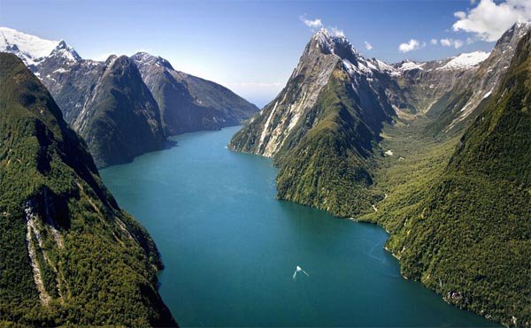 blacklabelexp's tweet photo. What about starting your week here? This is what it could be like... https://t.co/8XXVV3bm7E #mildford #visitnz @Fiordland_Jewel https://t.co/T5HYV9kNV5
